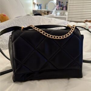 Elegant Black Quilted Handbag with Gold Chain